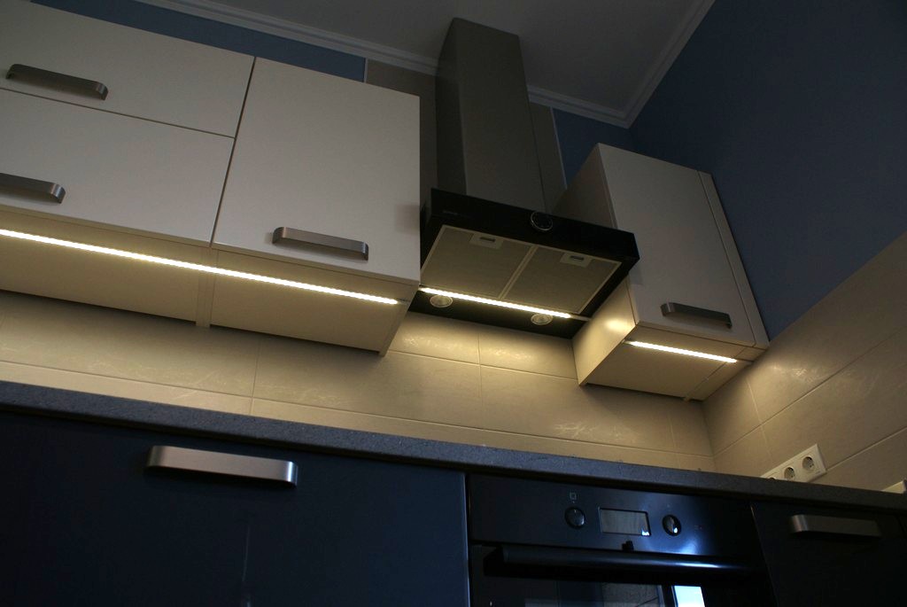 светодиодная лента в коробе на кухне