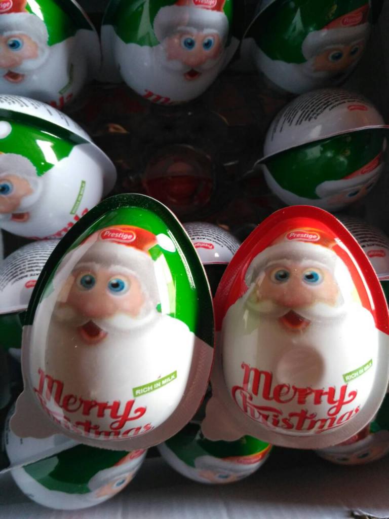 Аналог киндера. Белорусский аналог киндера. Конфеты аналог киндера. Яйцо с новым годом с хрустящими шариками. Яйцо с новым годом хрустящие шарики с подарком.